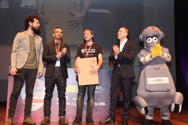 Daniel Fernández, del equipo de ODS, recibiendo el premio nacional de hacking ético tras ganar en Cybercamp 2016.